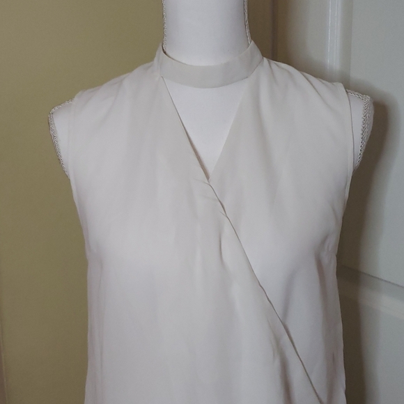 White sleeveless v neck top - Picture 2 of 7